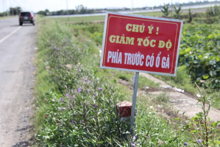 Một biển cảnh báo trên tuyến tránh Hồng Ngự qua phường Hồng Ngự.