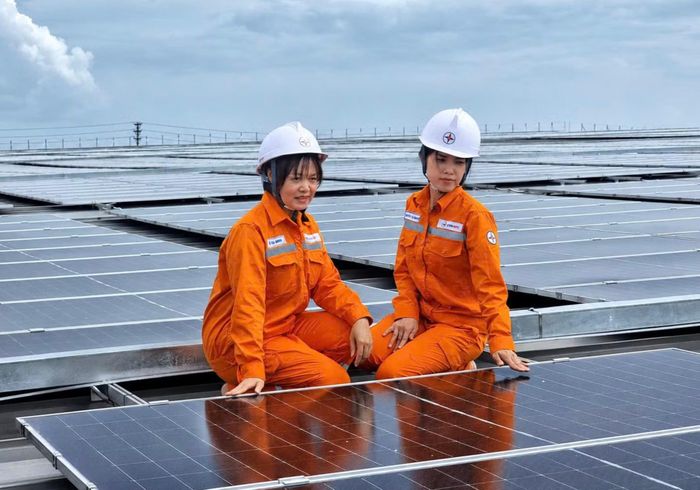 Thủ tướng yêu cầu các địa phương khẩn trương ban hành chính sách hỗ trợ hộ gia đình lắp đặt điện mặt trời tự sản xuất, tự tiêu thụ muộn nhất tháng 12 năm nay (Ảnh: Hồng Hạnh).