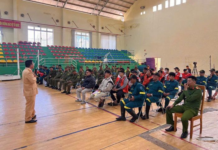 Cán bộ Phòng Cảnh sát giao thông Công an tỉnh Lâm Đồng tuyên truyền pháp luật về trật tự, an toàn giao thông cho lực lượng cơ sở và đội ngũ giao hàng tại phường Langbiang (Ảnh: CALĐ).