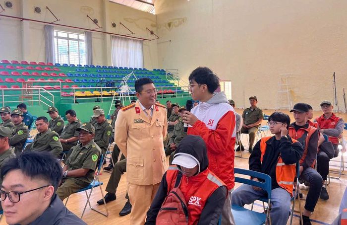 Cán bộ Cảnh sát giao thông trao đổi, hướng dẫn nhân viên giao hàng về các quy định bảo đảm an toàn khi tham gia giao thông (Ảnh: CALĐ).