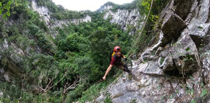 Được sự hỗ trợ của Ban Quản lý Vườn quốc gia Phong Nha - Kẻ Bàng, đội ngũ Jungle Boss phối hợp với các chuyên gia thuộc Hiệp hội Hang động Hoa Kỳ (NSS) tổ chức khảo sát, tiếp cận khu vực này. Đoàn gồm 24 thành viên, thực hiện hành trình kéo dài 6 ngày 5 đêm. Để xuống đáy hố sụt, các thành viên phải vượt địa hình hiểm trở, sử dụng kỹ thuật đu dây cùng thiết bị an toàn chuyên dụng (Ảnh: Jungle Boss).