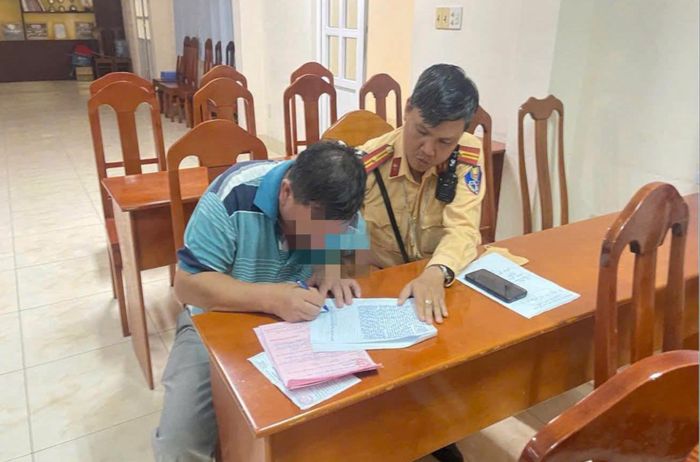 Lực lượng CSGT làm việc với người vi phạm. (Ảnh: Cục CSGT)