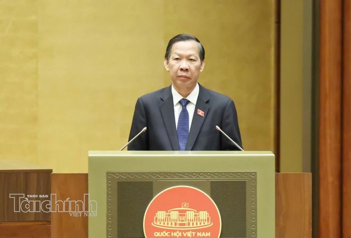 Chủ nhiệm Ủy ban Kinh tế và Tài chính Phan Văn Mãi trình bày báo cáo thẩm tra. Ảnh: Đức Thanh