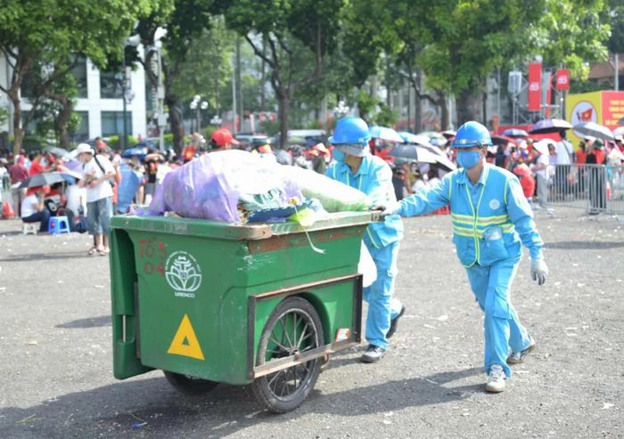 Phí thu gom rác thải sinh hoạt trên địa bàn Hà Nội tăng từ quý I/2026. Ảnh: Hoàng Sơn