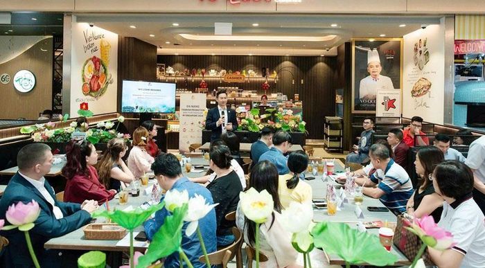Các doanh nghiệp hai bên gặp gỡ, trao đổi nhu cầu thị trường, giới thiệu sản phẩm và tìm kiếm cơ hội hợp tác tại chương trình.