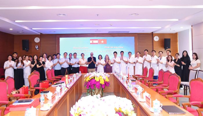 Các đại biểu chụp ảnh lưu niệm tại chương trình. Ảnh: BVCC