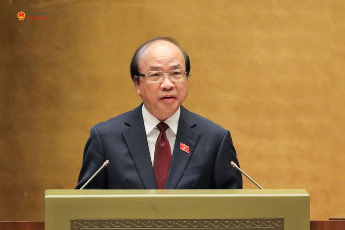 Chủ nhiệm Ủy ban Pháp luật và Tư pháp Phan Chí Hiếu trình bày báo cáo thẩm tra dự án Luật Nhà ở (sửa đổi). Ảnh: Hồ Long
