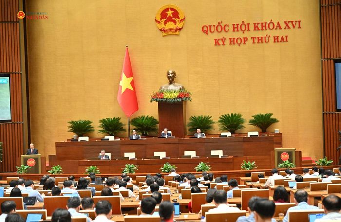 Chủ nhiệm Ủy ban Pháp luật và Tư pháp Phan Chí Hiếu trình bày báo cáo thẩm tra dự án Luật Nhà ở (sửa đổi). Ảnh: Quang Khánh