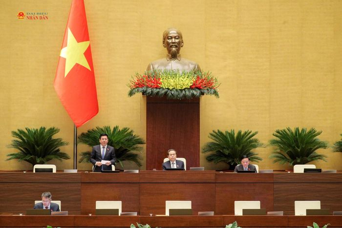 Chủ tịch Quốc hội Trần Thanh Mẫn chủ trì, Phó Chủ tịch Quốc hội Nguyễn Hồng Diên điều hành phiên họp sáng 22/10. Ảnh: Hồ Long