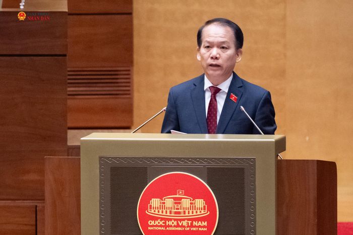 Bộ trưởng Bộ Tư pháp Hoàng Thanh Tùng trình bày tờ trình dự án Luật Nhà ở (sửa đổi). Ảnh: Phạm Thắng
