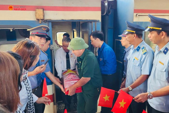 Hài cốt liệt sĩ Lê Thế Khánh được tiếp nhận tại ga Sài Gòn để về an táng tại Nghĩa trang liệt sĩ TP. Hồ Chí Minh