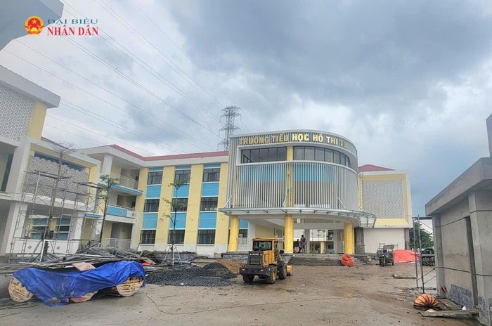 Trường Tiểu học Hồ Thị Tư trên địa bàn phường Tăng Nhơn Phú được xây dựng mới đang trong giai đoạn hoàn thiện để đưa vào sử dụng trong năm nay. Ảnh: Quang Phương