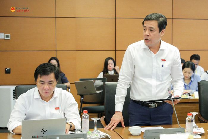 ĐBQH Trần Anh Tuấn (TP. Hồ Chí Minh) phát biểu. Ảnh Hồ Long
