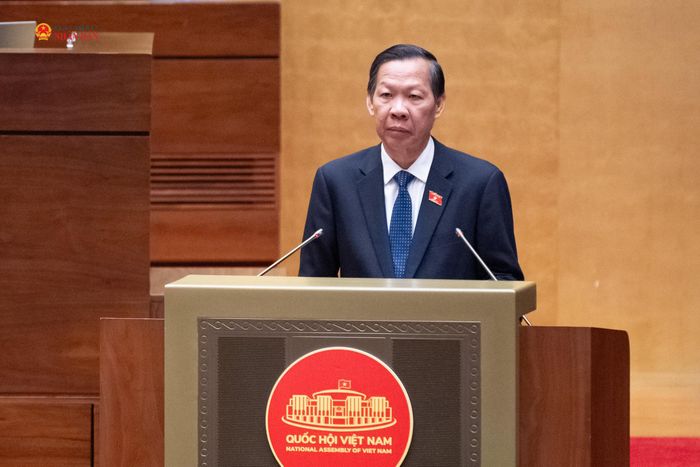 Chủ nhiệm Ủy ban Kinh tế và Tài chính Phan Văn Mãi trình bày Báo cáo thẩm tra dự án Luật Đất đai (sửa đổi). Ảnh: Phạm Thắng