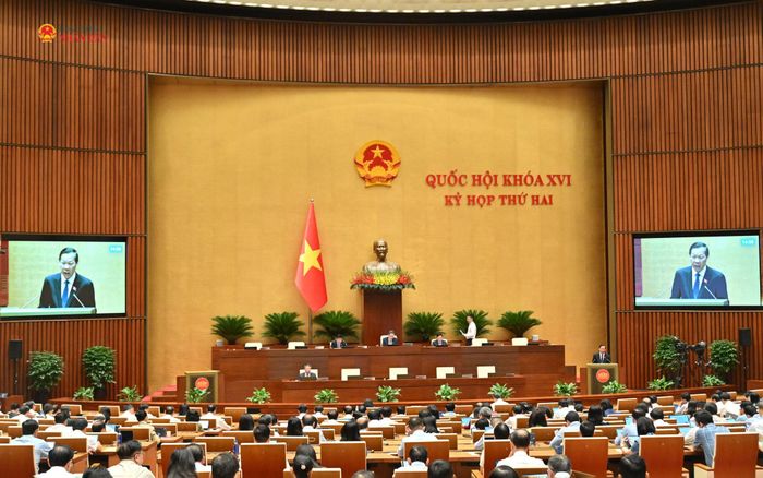 Chủ nhiệm Ủy ban Kinh tế và Tài chính Phan Văn Mãi trình bày Báo cáo thẩm tra dự án Luật Đất đai (sửa đổi). Ảnh: Quang Khánh
