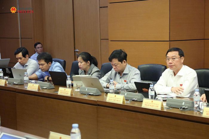 Các ĐBQH tỉnh Gia Lai tham dự thảo luận tổ. Ảnh: An Nhiên