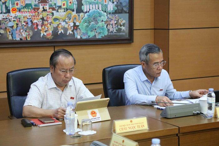 Trưởng Đoàn ĐBQH tỉnh Thanh Hóa Lê Đức Thái và Trưởng Đoàn ĐBQH tỉnh Gia Lai Châu Ngọc Tuấn tham dự phiên thảo luận tổ. Ảnh: An Nhiên