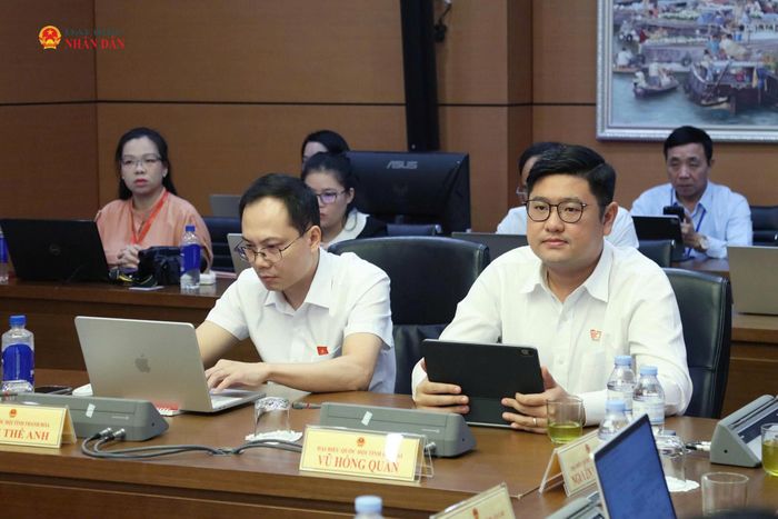 Các ĐBQH tham dự thảo luận tổ. Ảnh: An Nhiên