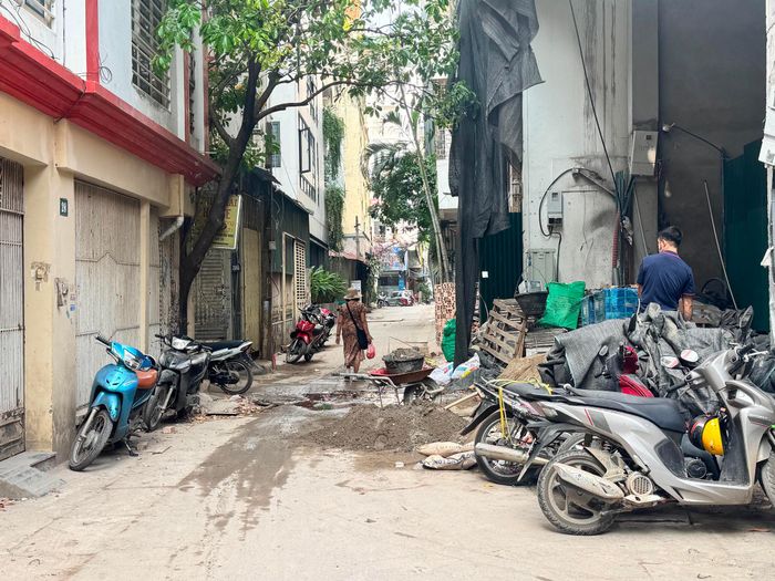 Vật liệu xây dựng đổ bừa bãi ra lòng đường ở khu vực ngõ 42 Giang Văn Minh, phường Ba Đình, Hà Nội