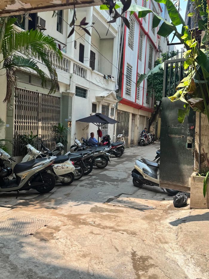 Phía cuối ngõ 42 Giang Văn Minh bị chiếm dụng thành nơi để xe của hàng quán kinh doanh cà phê