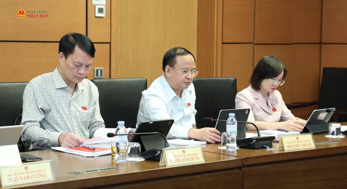Các ĐBQH tỉnh Nghệ An dự thảo luận tổ