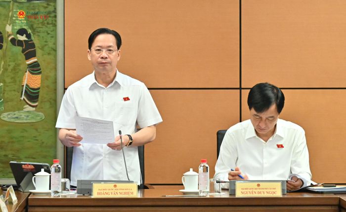 Trưởng đoàn ĐBQH tỉnh Sơn La Hoàng Văn Nghiệm phát biểu. Ảnh: Quang Khánh