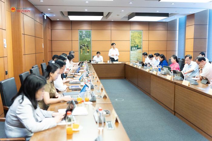 Toàn cảnh phiên thảo luận tại Tổ 8. Ảnh: Quang Khánh