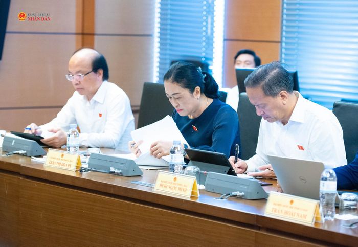 Đoàn ĐBQH tỉnh Cà Mau tham dự phiên thảo luận tổ. Ảnh: Xuân Quý