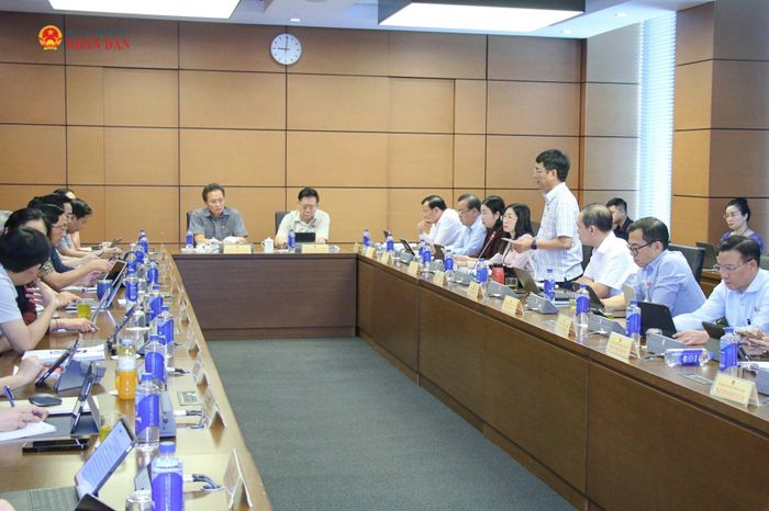 Các đại biểu thảo luận tại Tổ 6. Ảnh: Đắc Trường