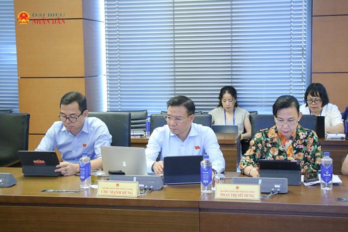 Các đại biểu tham dự thảo luận tổ. Ảnh: Đắc Trường