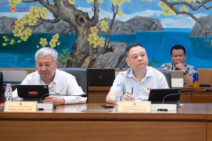 Đại biểu tham dự phiên thảo luận tại tổ 7. Ảnh: Phạm Thắng