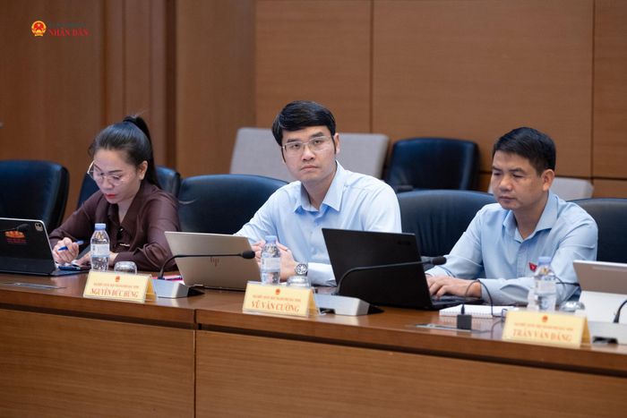 Đại biểu tham dự phiên thảo luận tại tổ 7. Ảnh: Phạm Thắng