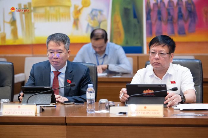 Đại biểu tham dự phiên thảo luận tại tổ 7. Ảnh: Phạm Thắng