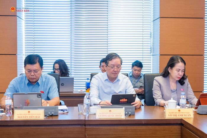 Phó Chủ tịch nước Võ Thị Ánh Xuân và các ĐBQH tỉnh An Giang tham dự phiên thảo luận tại Tổ 16. Ảnh: Mạnh Hưng
