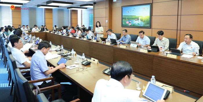 Các ĐBQH dự phiên thảo luận tại Tổ 10