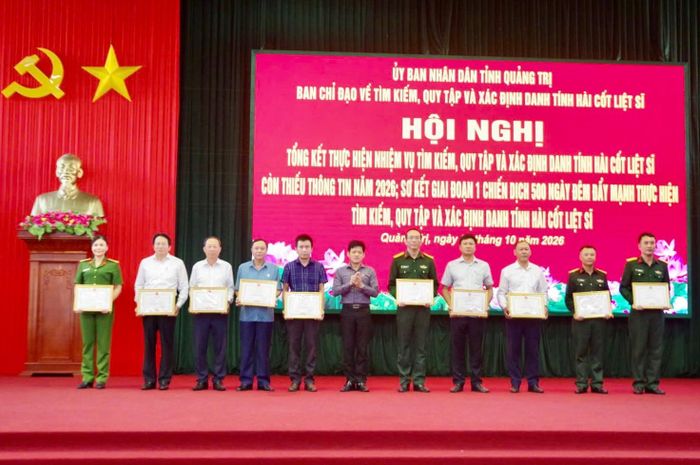 Phó Chủ tịch UBND tỉnh Quảng Trị Lê Văn Bảo tặng bằng khen cho các tập thể