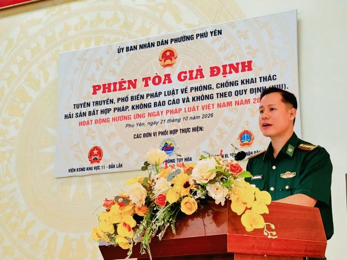 Cán bộ Đồn Biên phòng Tuy Hòa tuyên truyền pháp luật về chống khai thác IUU cho ngư dân phường Phú Yên. Ảnh: Huy Thanh