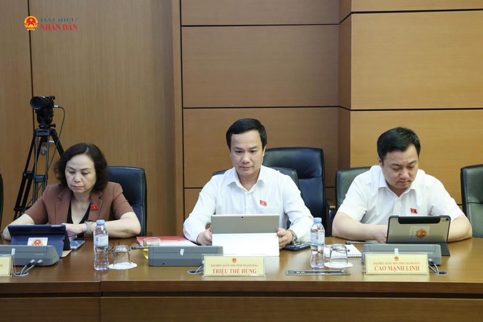 Các ĐBQH tham dự thảo luận tổ. Ảnh: An Nhiên