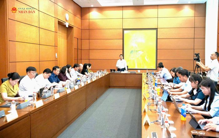 Quang cảnh thảo luận tại Tổ 4. Ảnh: Lâm Hiển