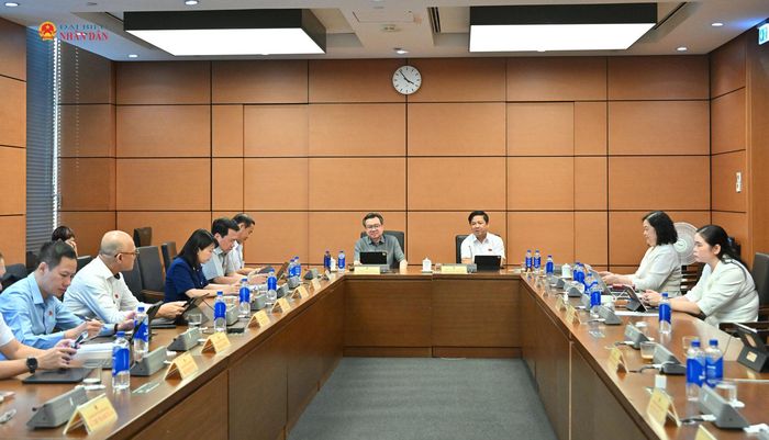 Các đại biểu tham dự phiên thảo luận ở Tổ 14 chiều 22/10