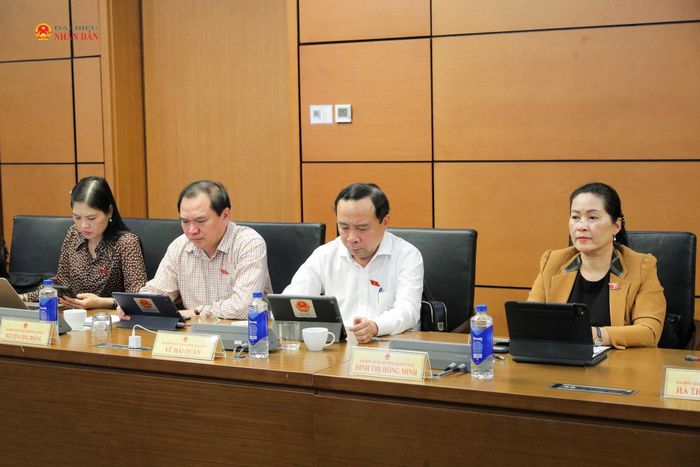 Các đại biểu Tổ 11 dự phiên thảo luận. Ảnh: Hồ Long