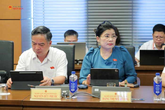 Các đại biểu Tổ 11 dự phiên thảo luận. Ảnh: Hồ Long