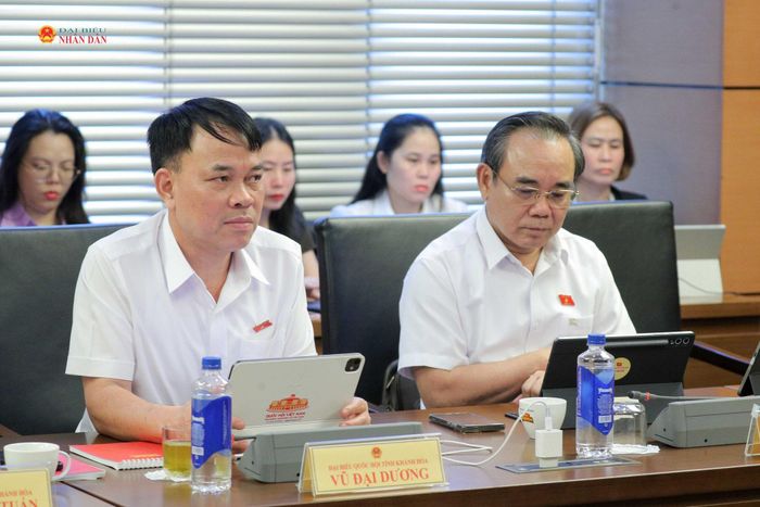 Các đại biểu Tổ 11 dự phiên thảo luận. Ảnh: Hồ Long