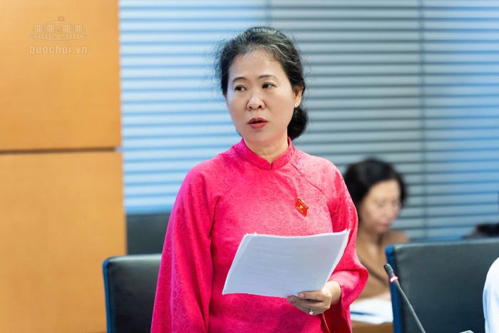 ĐBQH Tô Ái Vang (TP. Cần Thơ) phát biểu. Ảnh: Nguyễn Hùng
