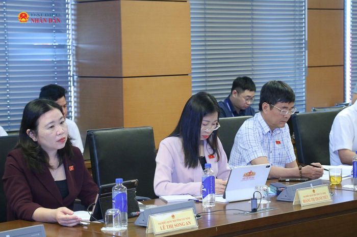 Các đại biểu tham dự thảo luận tổ. Ảnh: Đắc Trường