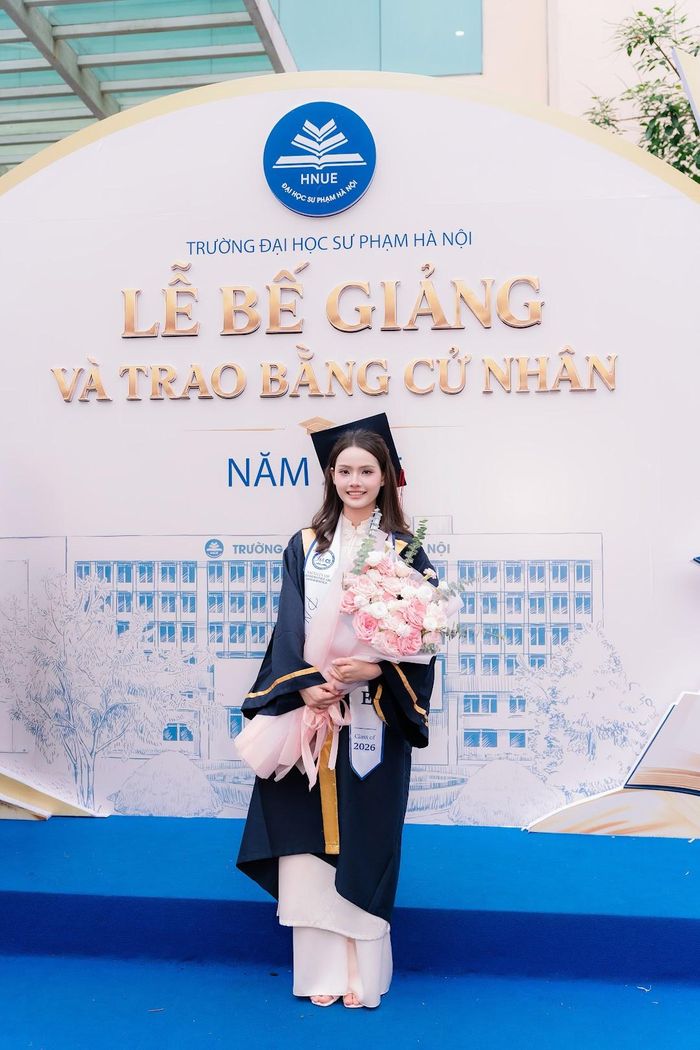 Ngọc Anh tại lễ bế giảng và trao bằng của Trường Đại học Sư phạm Hà Nội năm 2026. Ảnh: NVCC