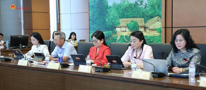 Các ĐBQH tỉnh Nghệ An dự phiên thảo luận tổ