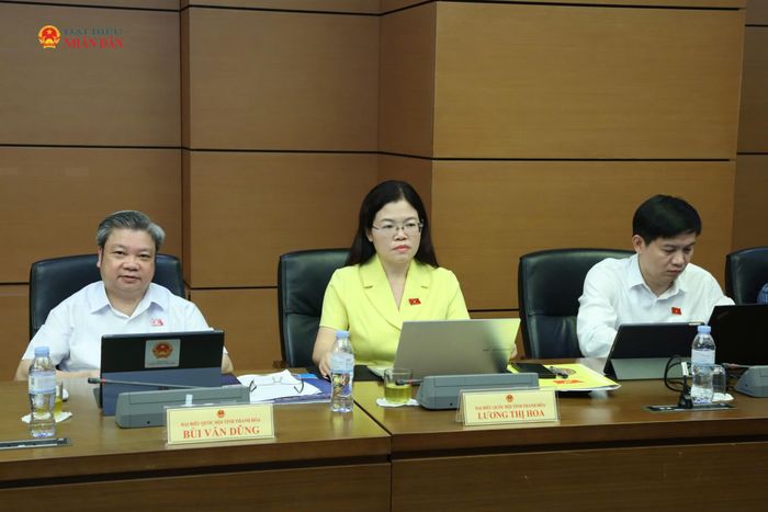 Các ĐBQH tham dự thảo luận tổ. Ảnh: An Nhiên