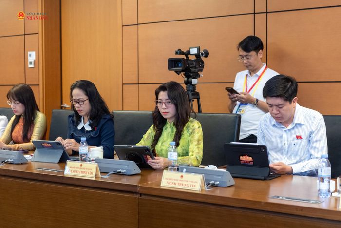 Đoàn ĐBQH tỉnh An Giang tham dự phiên thảo luận tại Tổ 16. Ảnh: Mạnh Hưng
