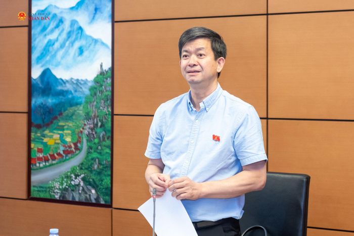 Trưởng Đoàn đại biểu Quốc hội tỉnh An Giang Lê Quang Tùng điều hành phiên thảo luận tổ. Ảnh: Mạnh Hưng